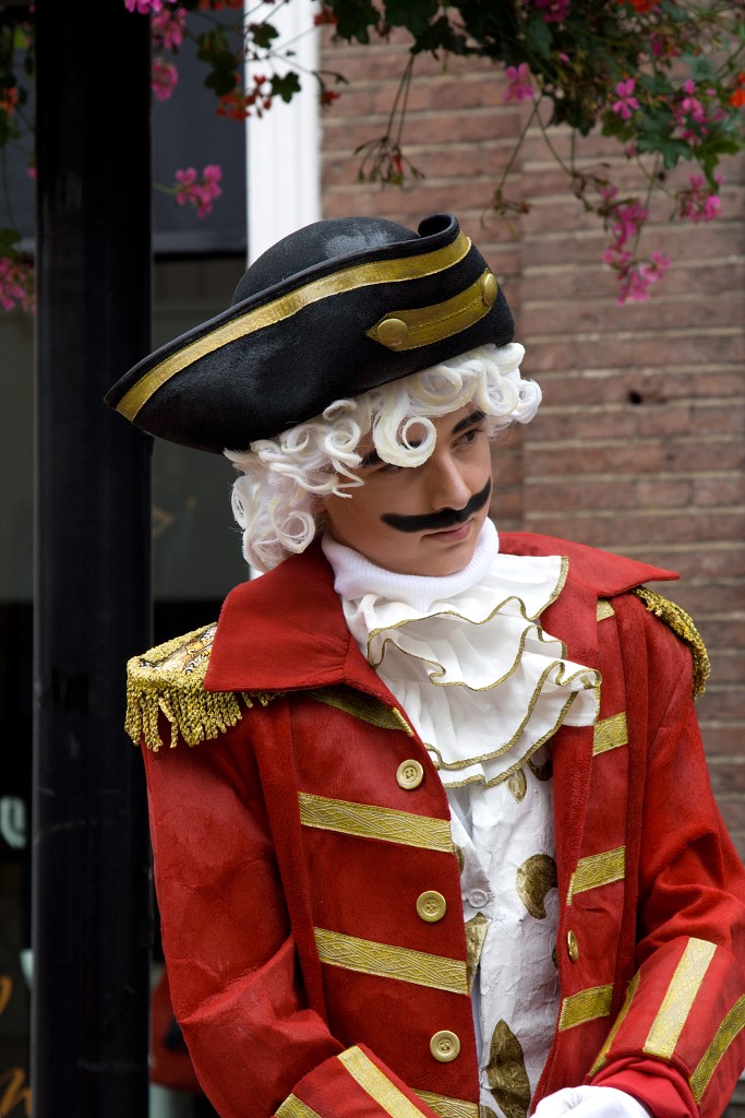 living statue oss levend standbeeld evenement event festival festiviteit kunst art straatkunst streetart artiest beeld beeldhouwwerk sculpture sculptuur